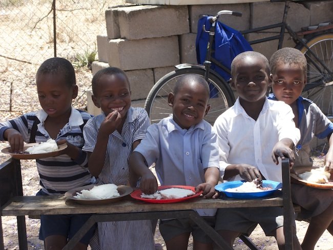 Помогите накормить голодных детей в Зимбабве