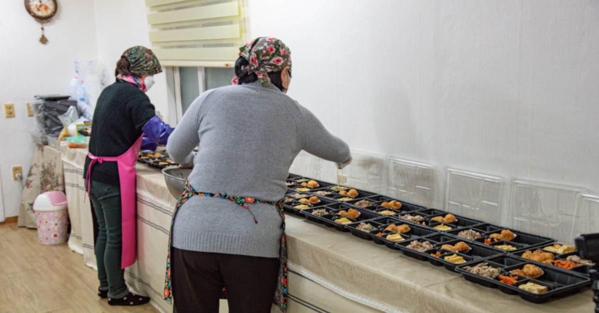 Preparing high-quality meals for students during the COVID-19 pandemic. Community-led solutions