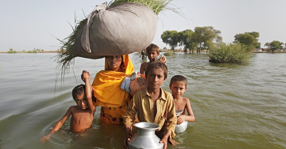 Family wading through water from the Pakistan Floods