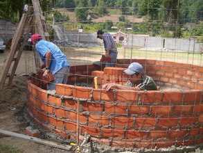 Wilmor & Gerardo building a "capuchino" cistern
