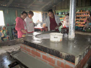 Women from Macho de Agua Finishing Stove