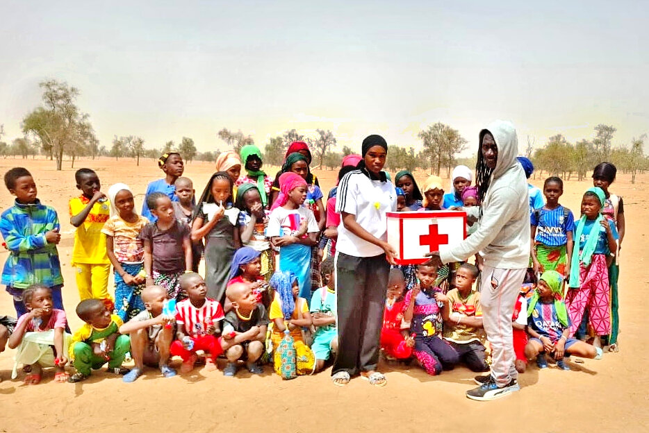 Issa delivers a medical kit to Belel Doba teacher