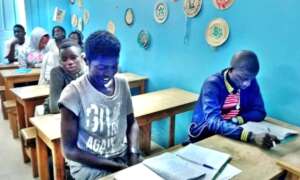 Kalidou with apprentices in the classroom