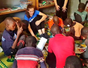 Reading with children in Maison de la Gare library