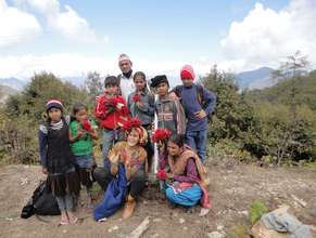 Natasa Weinberg trekking withe children