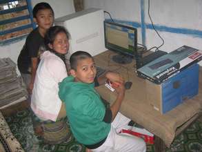 The children  learning how to use computer