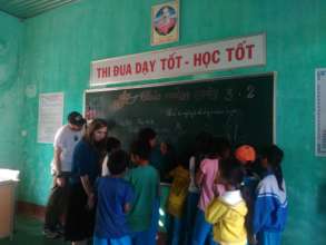 Pa Nho students with new foreign friends