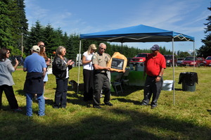 Officer Mitchum Receiving Kane Dedication Plaque