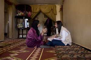 UNHCR outreach worker counsels a displaced Syrian
