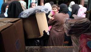 Syrian refugees receive supplies from UNHCR