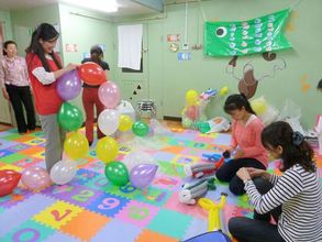 Balloon decorated infant's room
