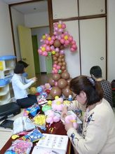 Volunteers making decorations out of balloons
