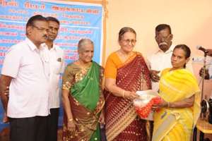 A HIV/AIDS woman get Nutrition food and Saree