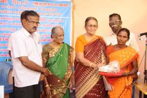 A HIV/AIDS woman get Nutrition food and Saree