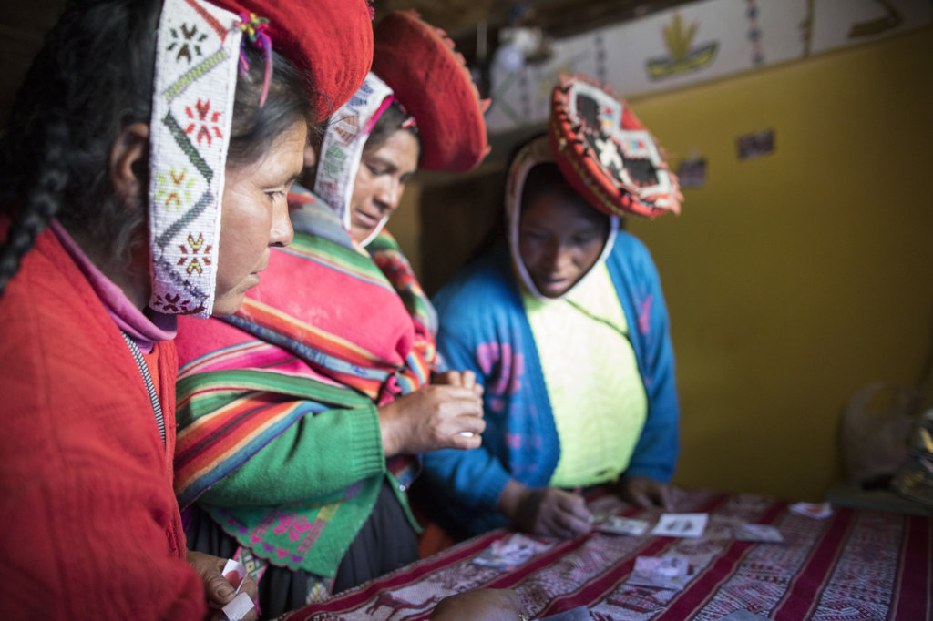 Simeona, Gregoria and Dionicia choose pictures.