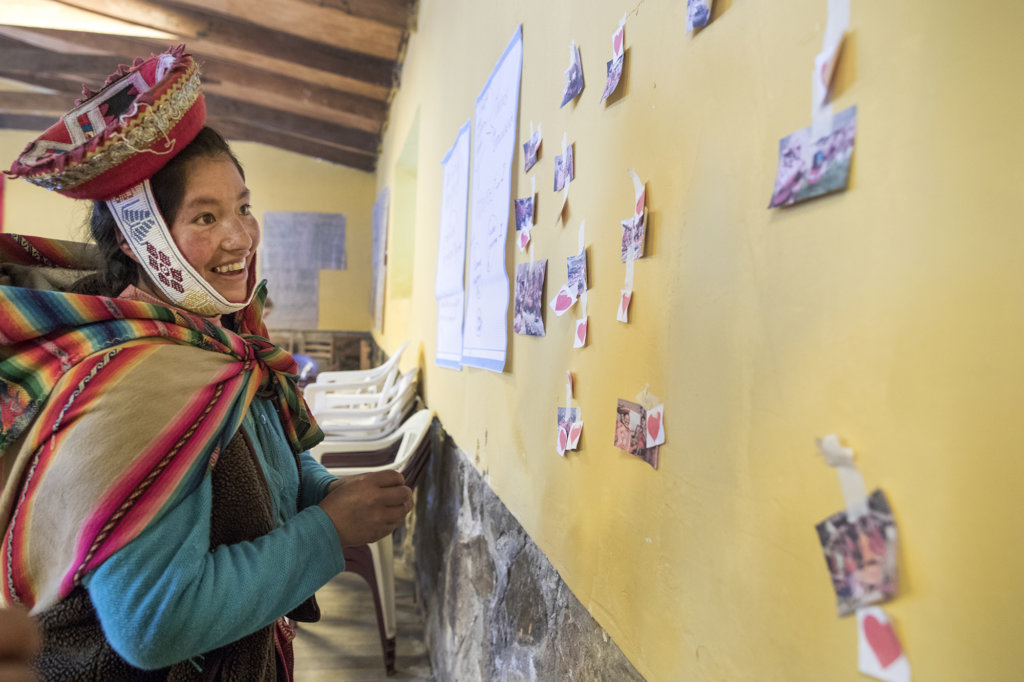 Juliana assigns "likes" to photos.