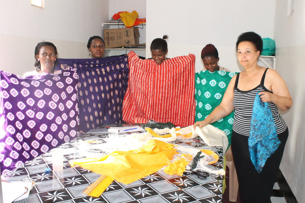 Scholars display their tie-dyed fabrics