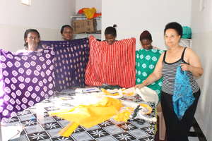 Scholars display their tie-dyed fabrics