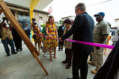 President Sirleaf cuts the ribbon!