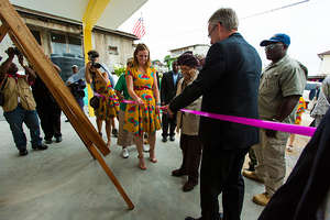 President Sirleaf cuts the ribbon!