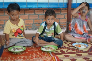 Children eating at Riverkids