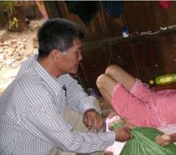 A social worker from Riverkids brings food to Chau