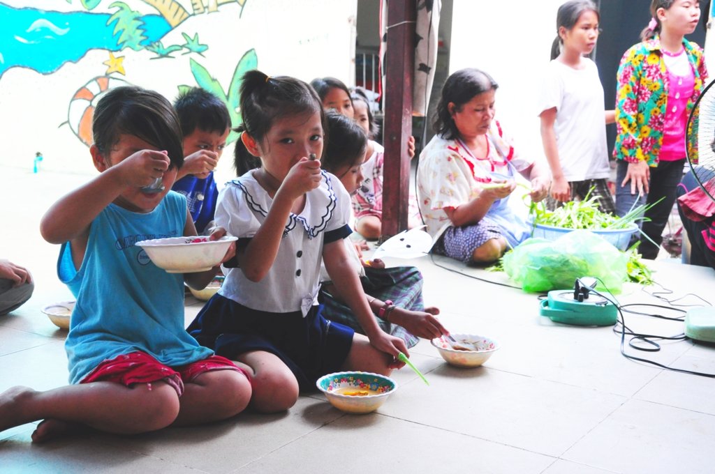 Give a child a daily food pack, Cambodia