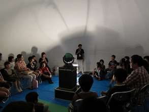 Mr.TOHYAMA explains to the audience what they see.