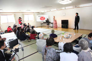 Singing along (Soma City, Fukushima - 29 Apr 2012)