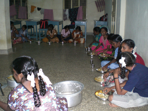 Photo - The girls eat dinner in the hostel