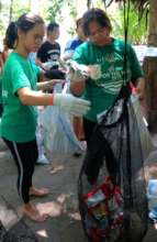 DLSU students segregates film plastics