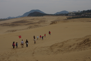 walking the biggest dune in Japan