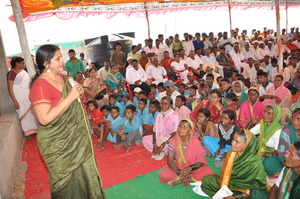 Founder Chetna Sinha, discussing with farmer women