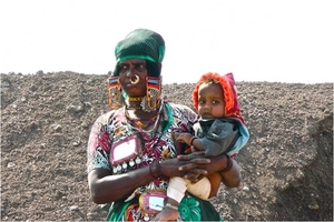 Women working at Bandhara with her babay