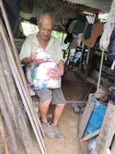 entregando comunida a adultos mayores