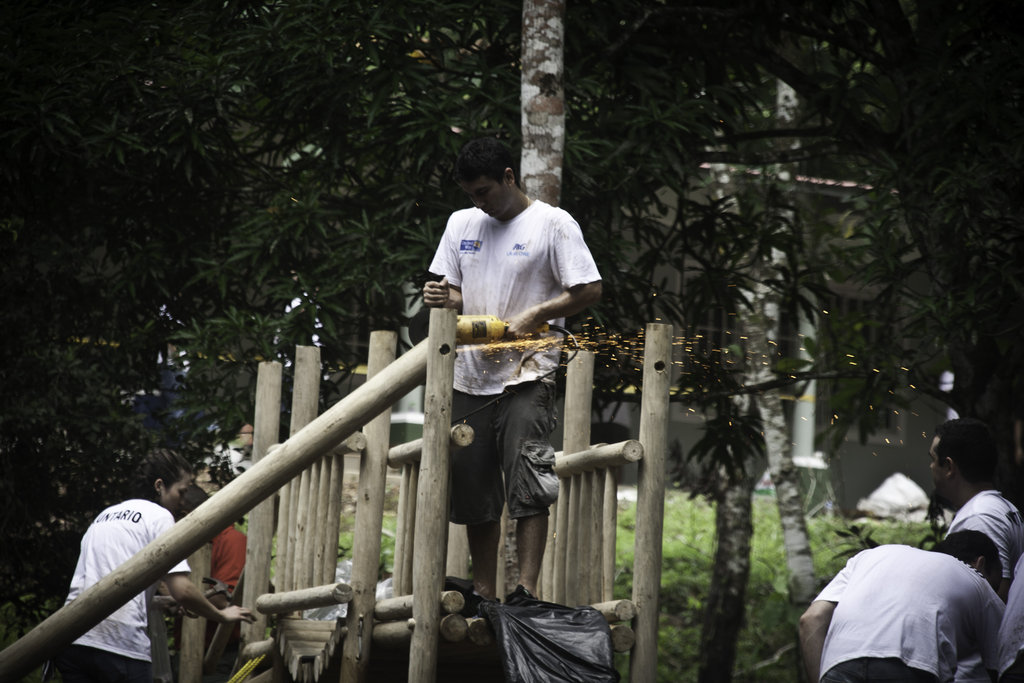 Build playgrounds for 600 children in Panama