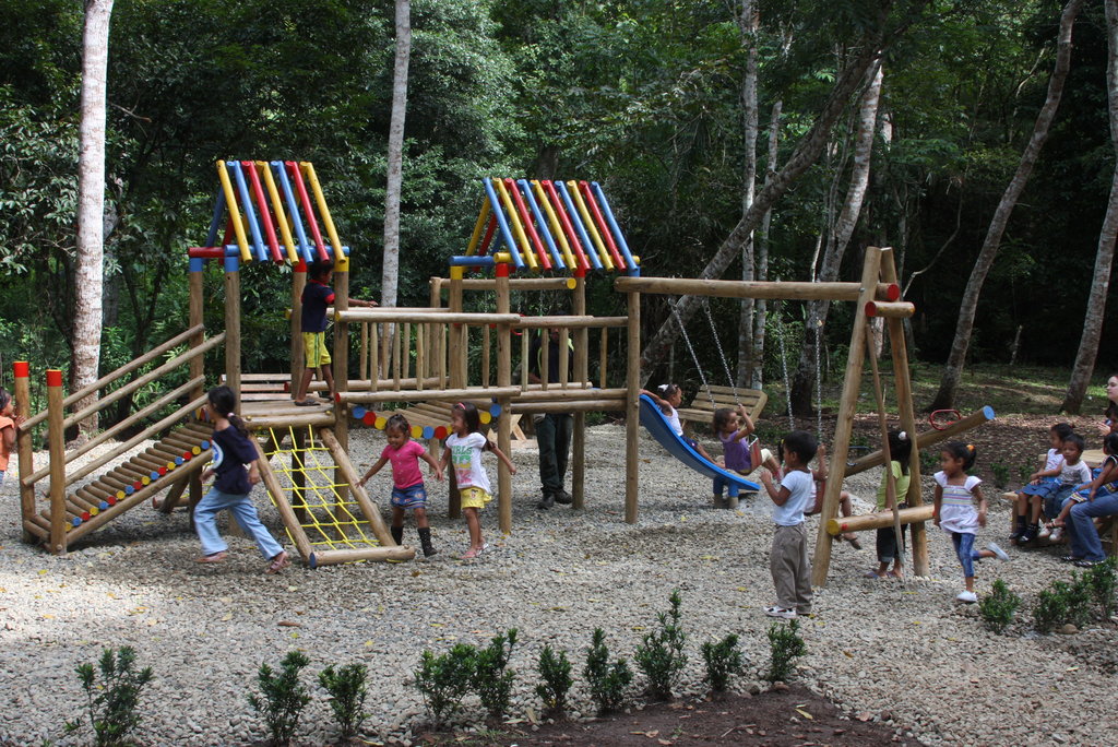Build playgrounds for 600 children in Panama