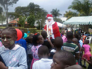 The children have fun at Christmas! (SOS-Archives)