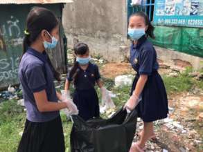 Children are cleaning the community