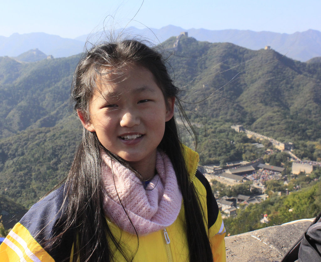Zhou Li Sha posing at the Great Wall