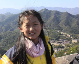 Zhou Li Sha posing at the Great Wall