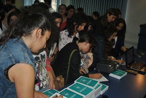 Readers get books at Surgeon's Notes Launch
