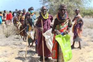 Queuing for food aid in drought area