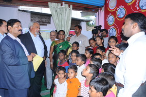 Ambassador.Eric Goospy,USA ,interacts c the KIDS