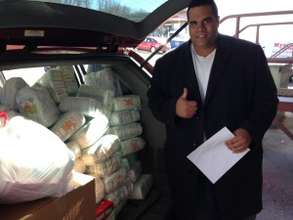 Jorge loads a car full of 5,000 diapers!