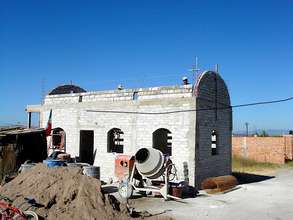 The family helps & their casita is finished sooner