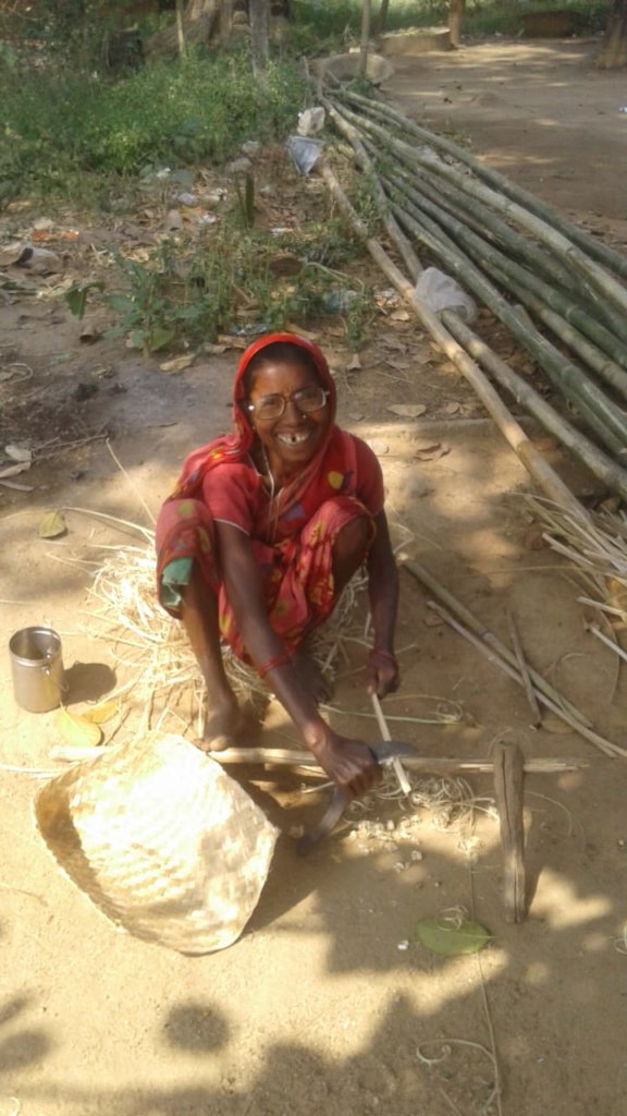 Putul while weaving basket
