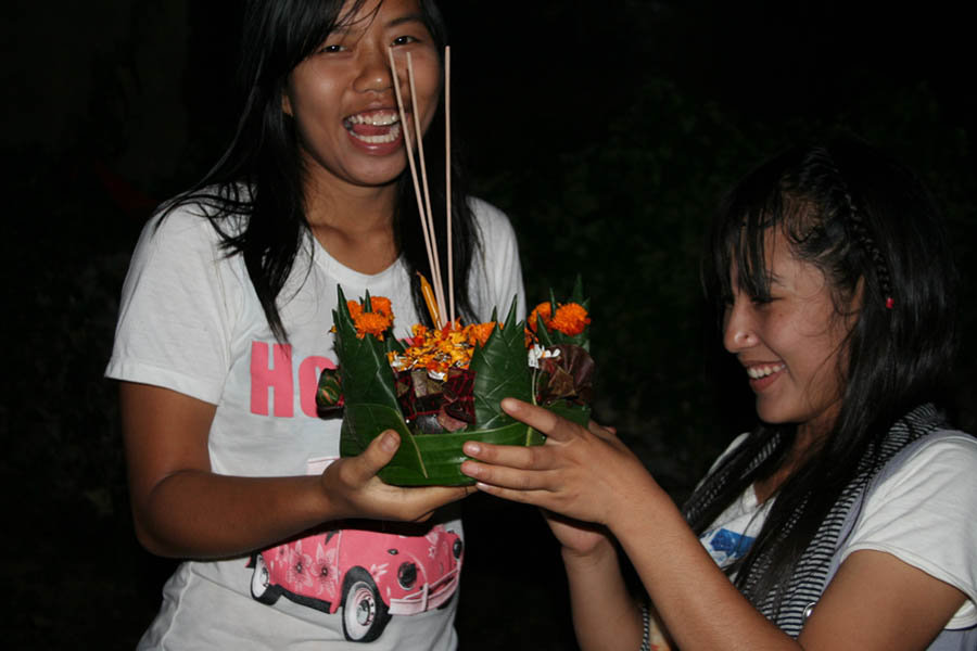 Putting the finishing touches to a krathong