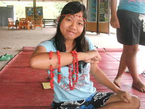 volunteer teach make necklace