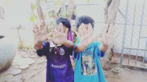 Kids show their hand after practice on hand washin